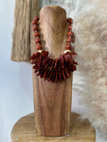 Load image in the gallery viewer,Colar curto em acrílico AUTUMN
