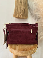 Carregar imagem no visualizador da galeria, Mala em camurça c/tachas e franjas DEBBIE
