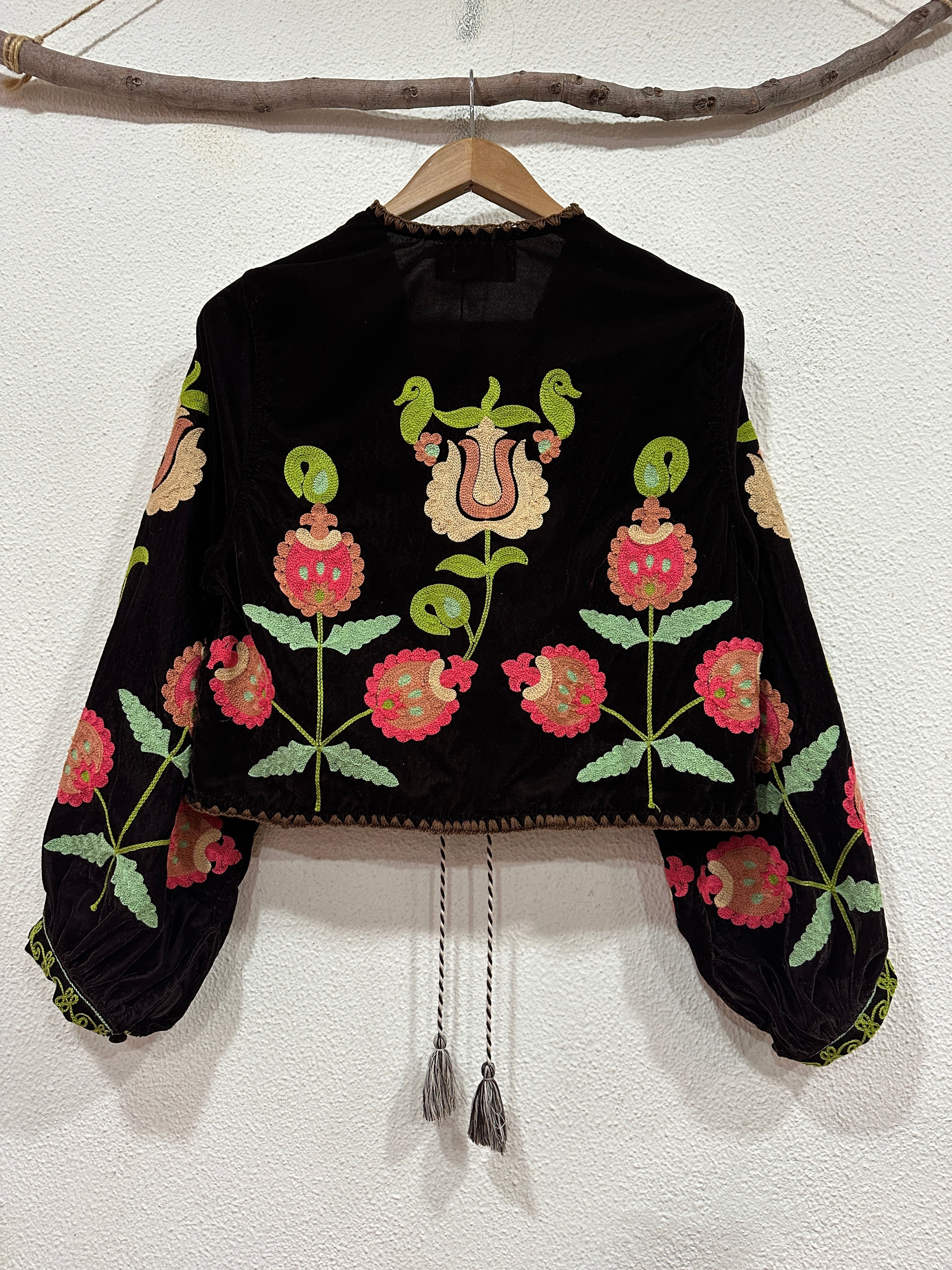 Casaco curto em veludo bordado KERALA