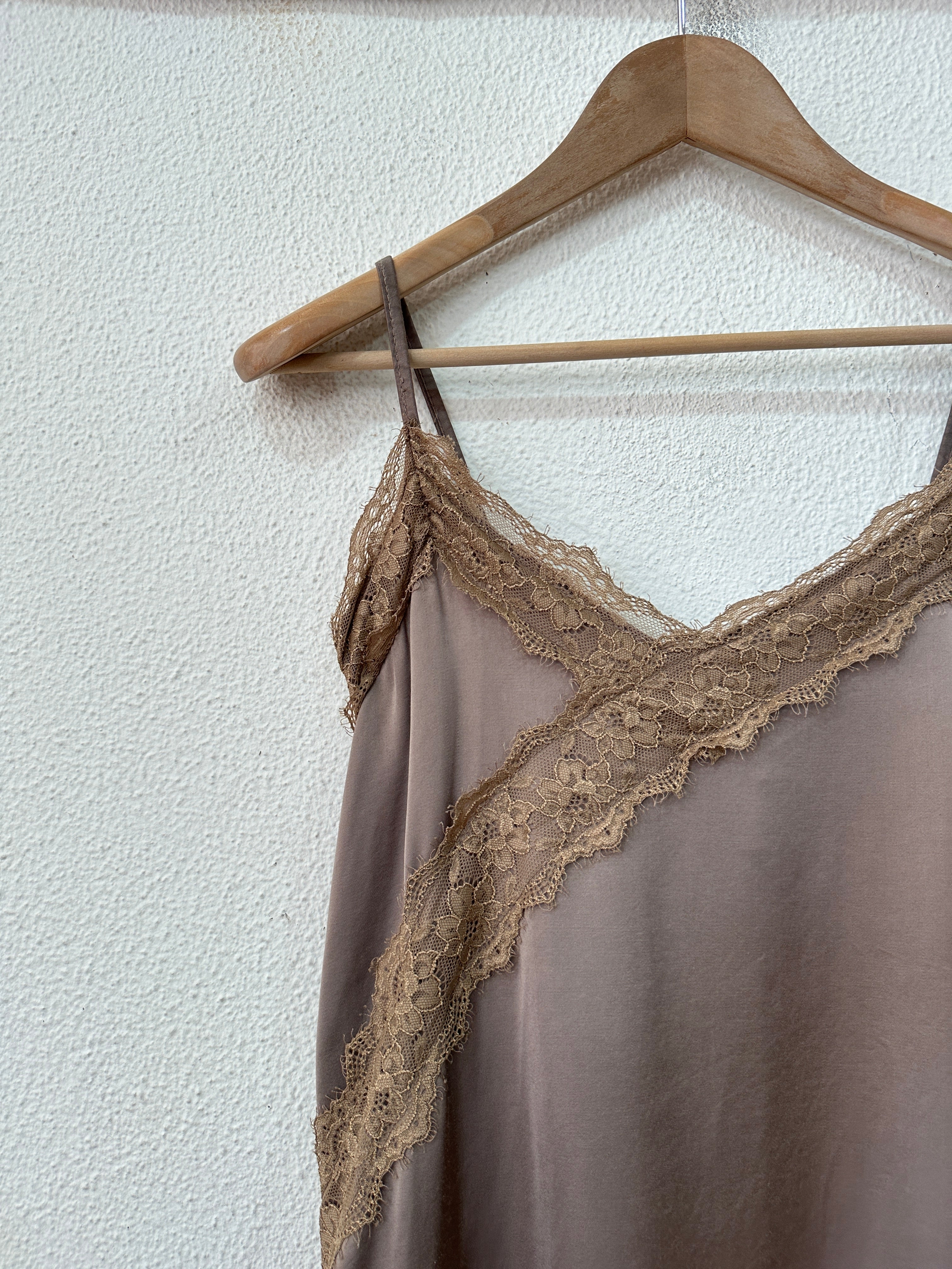 Túnica assimétrica em cetim c/ renda SOPHISTICATED