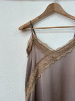 Load image in the gallery viewer,Túnica assimétrica em cetim c/ renda SOPHISTICATED
