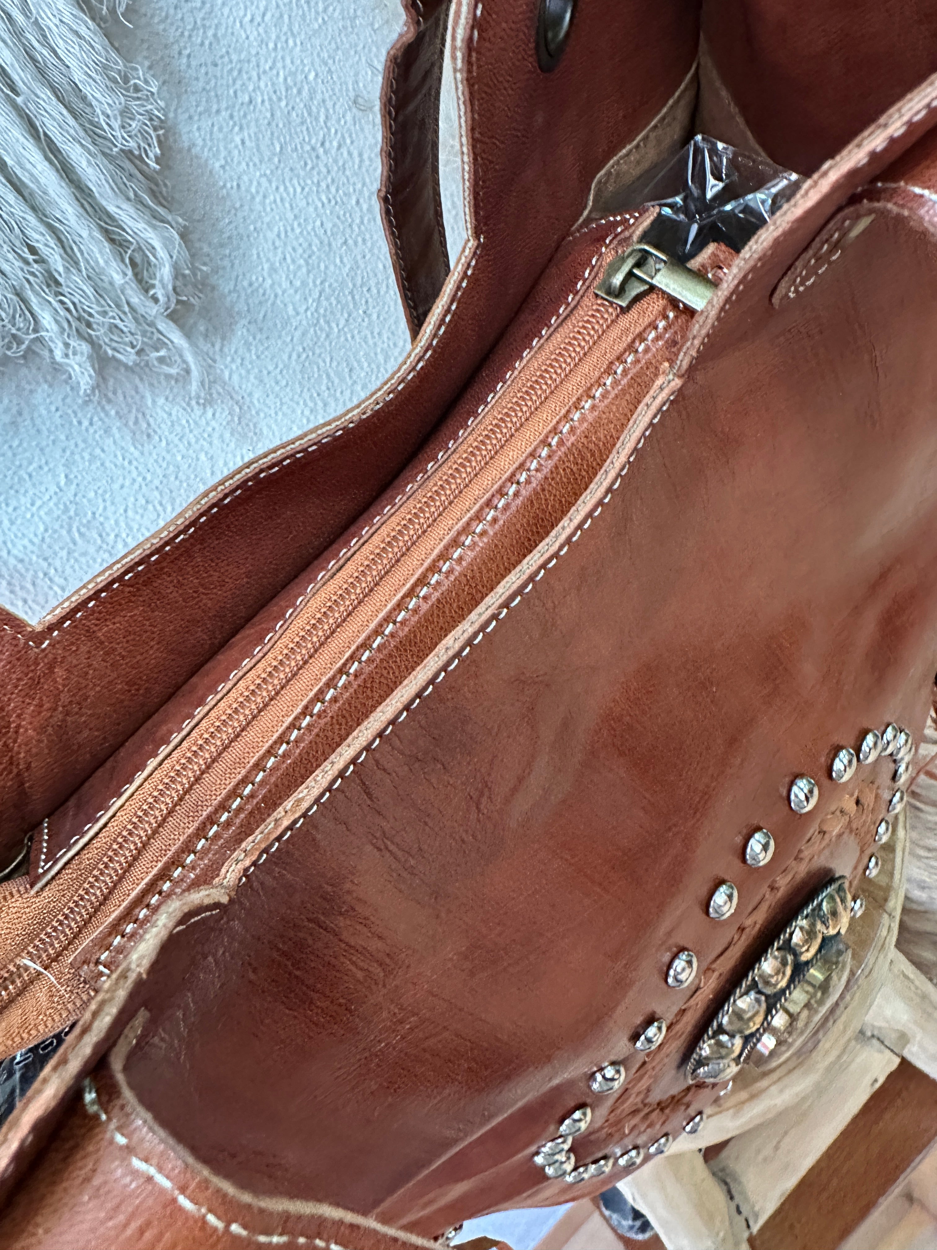 Mala em pele c/ tachas e franjas RUBY