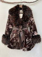 Load image in the gallery viewer,Casaco em veludo bordado c/pêlo PENÉLOPE
