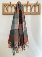 Carregar imagem no visualizador da galeria, Encharpe c/franjas FOX
