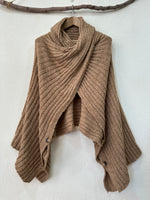 Load image in the gallery viewer,Capa/ poncho de malha c/ botões DELICATE
