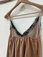 Load image in the gallery viewer,Top assimétrico de veludo c/ renda MARGOT
