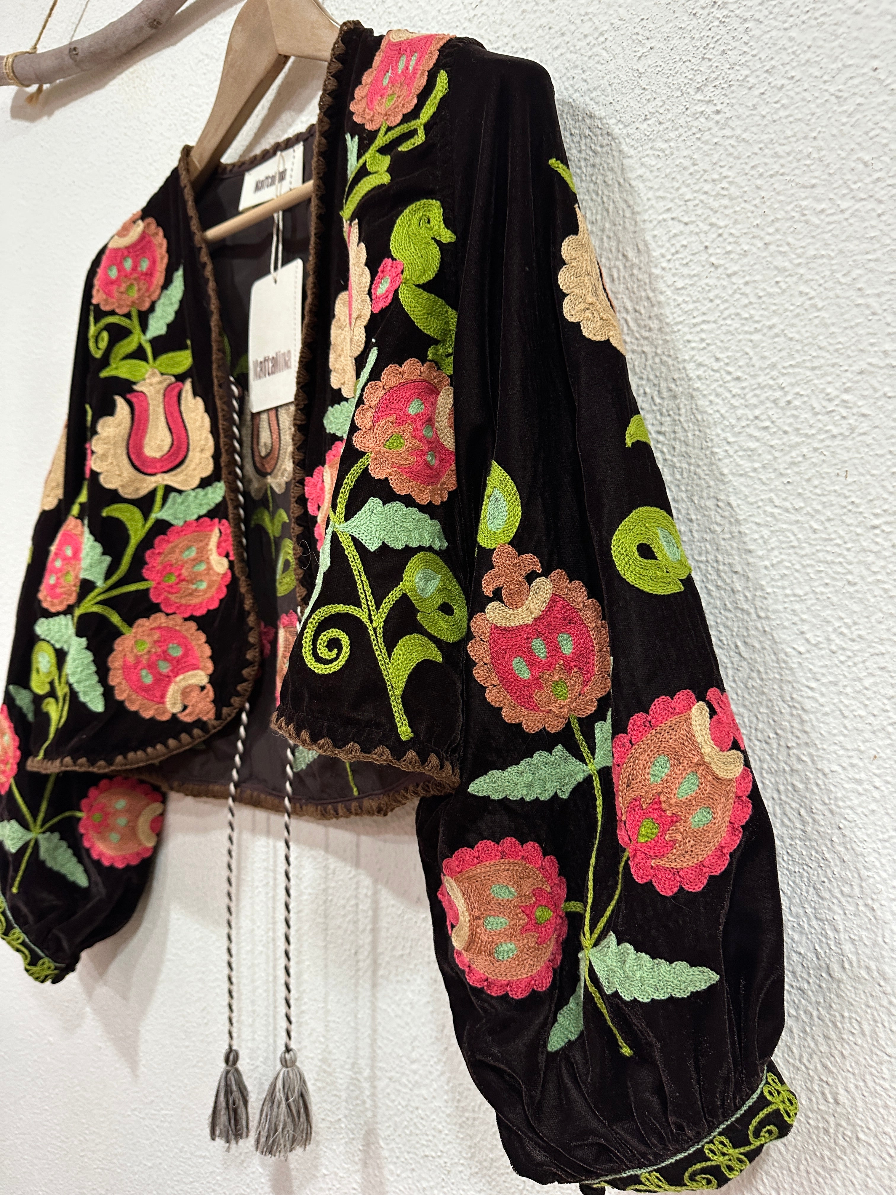 Casaco curto em veludo bordado KERALA