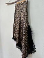 Carregar imagem no visualizador da galeria, Saia assimétrica c/dourado LUNA
