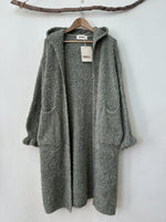 Load image in the gallery viewer,Casaco em malha encaracolada c/ bolsos e capuz WISDOM
