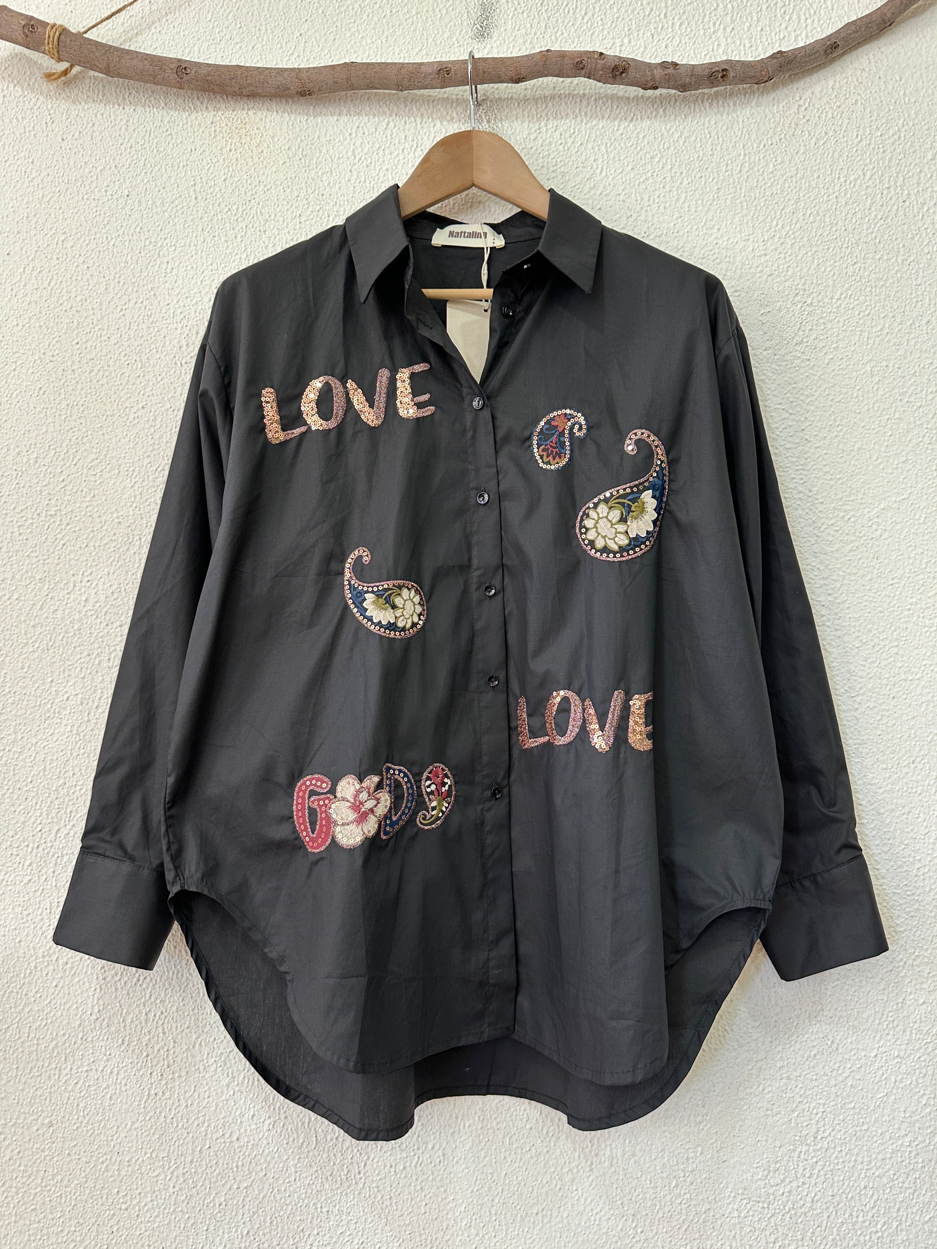 Camisa oversize c/ aplicações LOVE