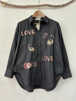 Load image in the gallery viewer,Camisa oversize c/ aplicações LOVE
