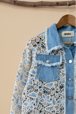 Carregar imagem no visualizador da galeria, Blusão denim rendado ASHLEY
