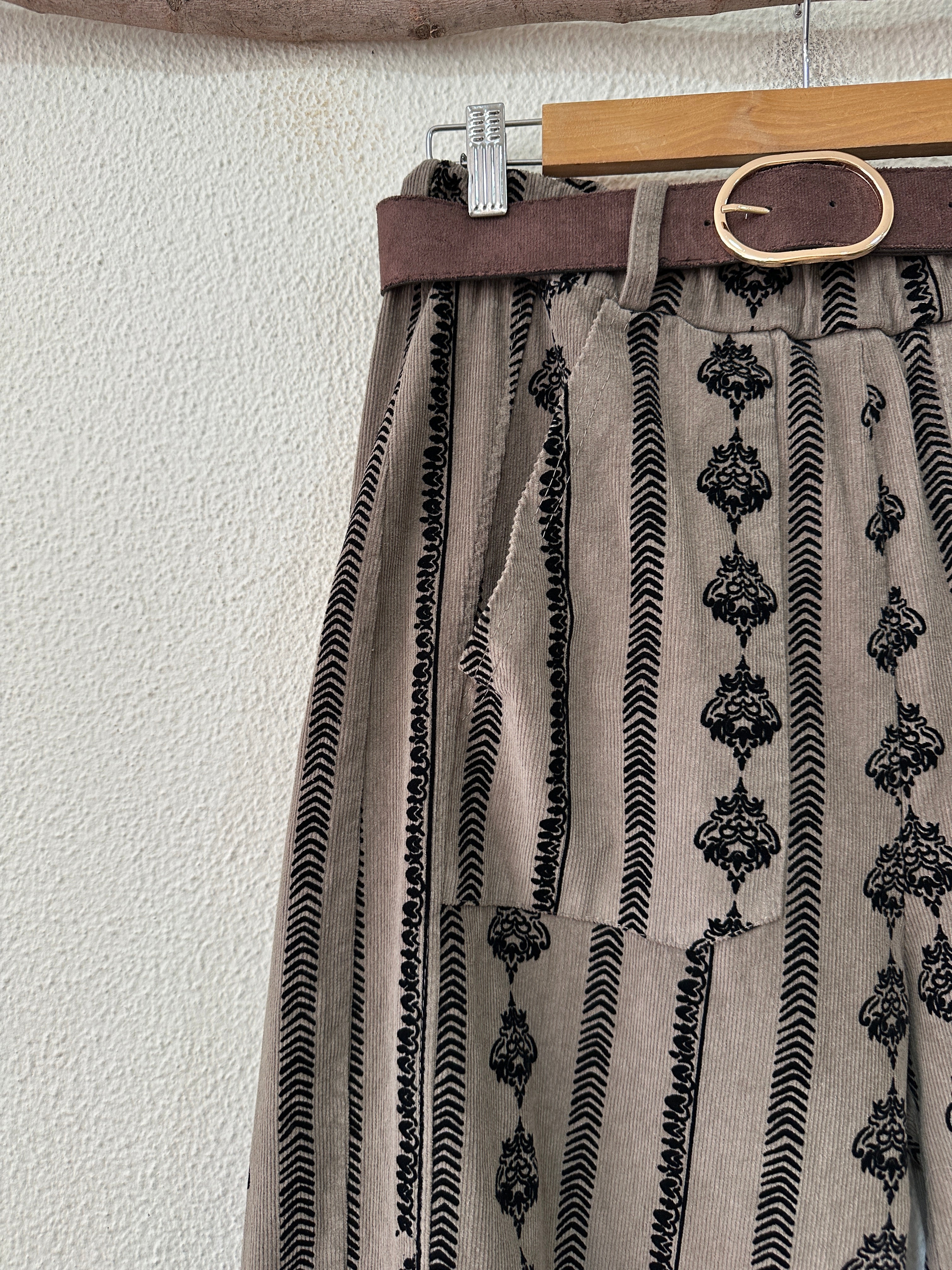 Calças em microbombazina bordadas CAMILLE