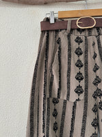 Load image in the gallery viewer,Calças em microbombazina bordadas CAMILLE
