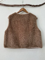 Load image in the gallery viewer,Colete de pelo encaracolado LAMB
