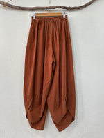 Load image in the gallery viewer,Calças baggy em microbombazina c/ bolsos HARLEM
