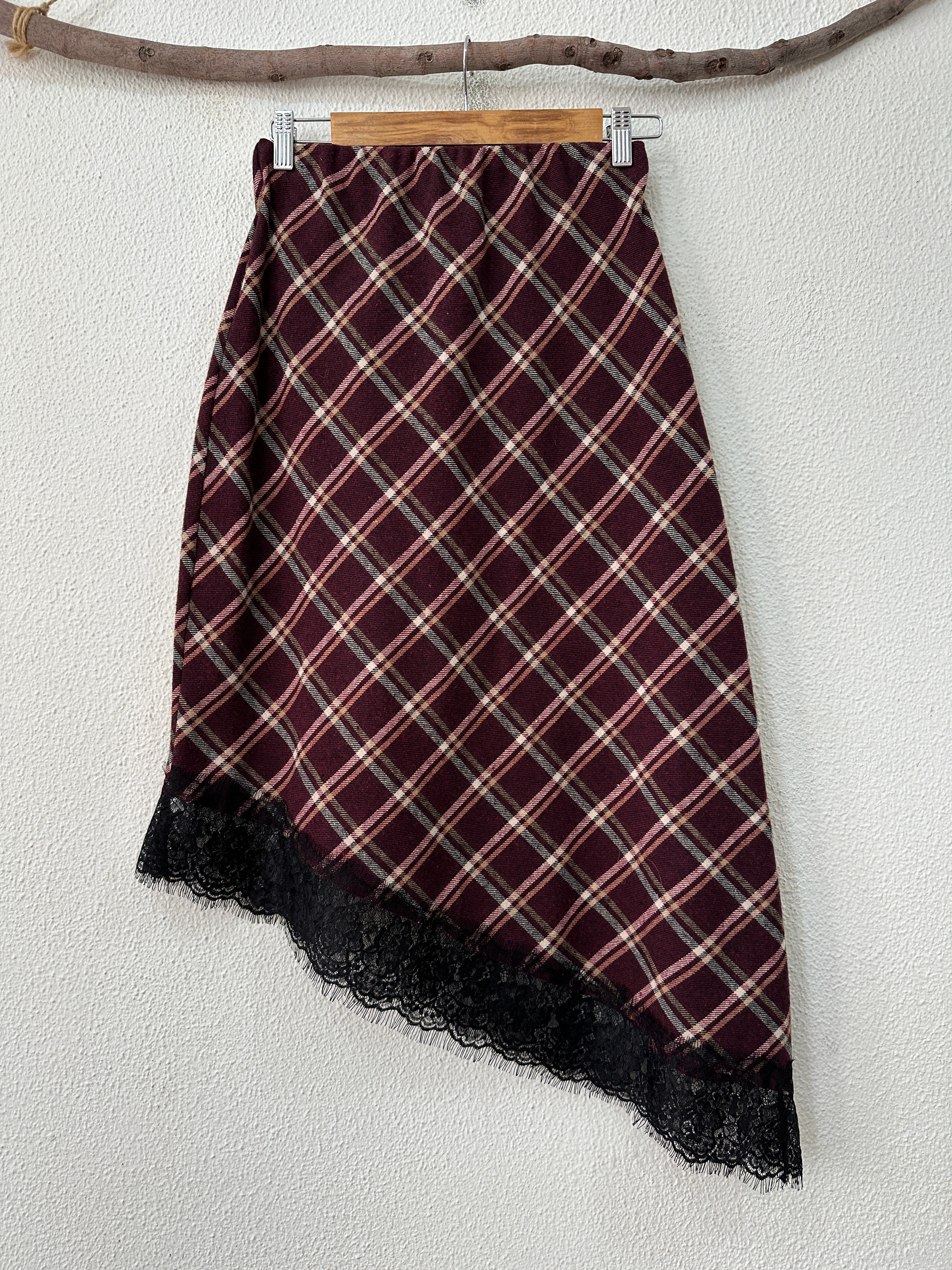 Saia em flanela assimétrica c/ renda YOHANNA