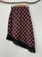 Load image in the gallery viewer,Saia em flanela assimétrica c/ renda YOHANNA
