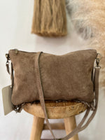 Carregar imagem no visualizador da galeria, Mala em camurça com franjas RAVENA
