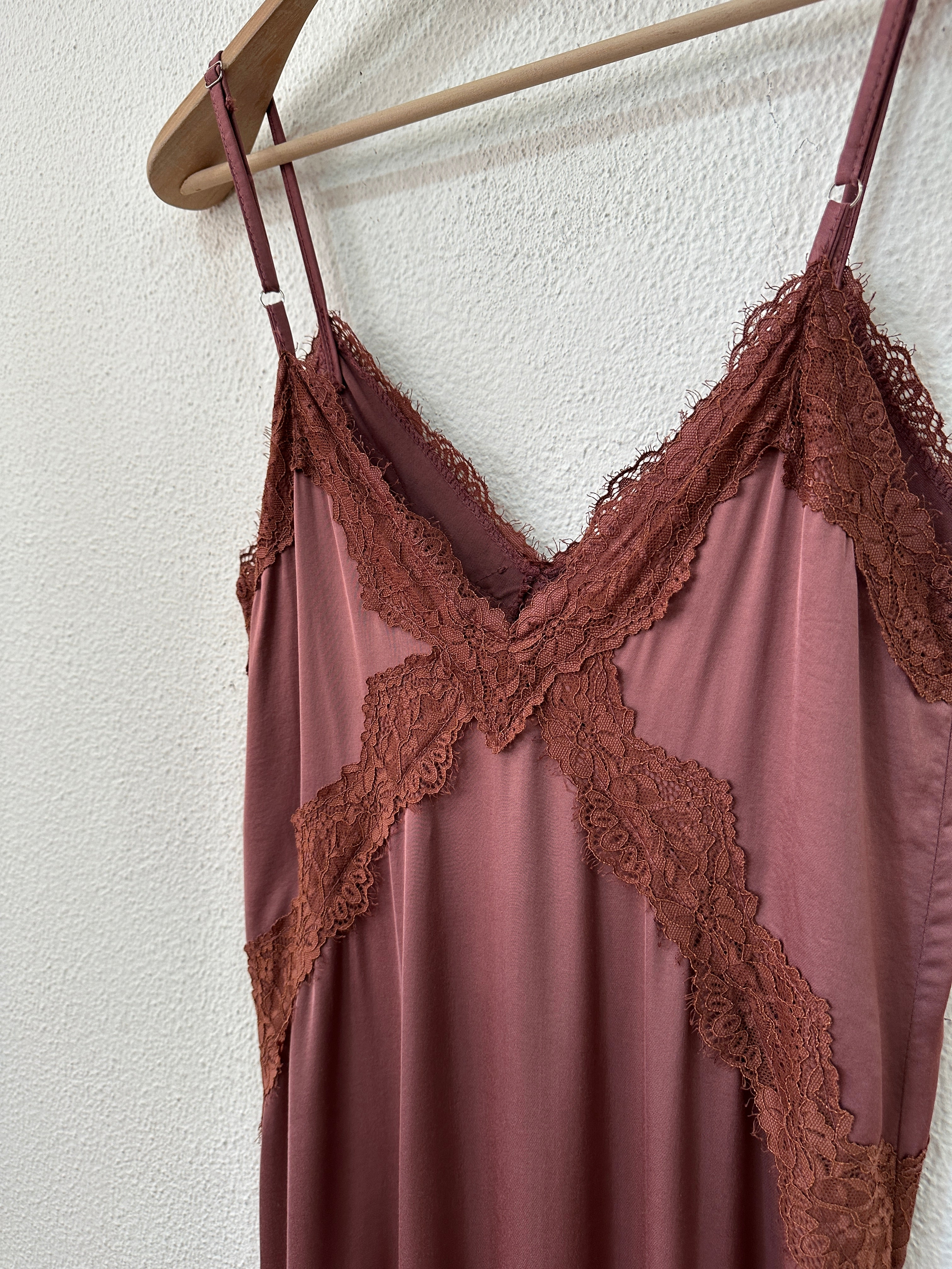 Vestido acetinado c/ renda TENDER