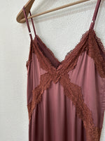 Load image in the gallery viewer,Vestido acetinado c/ renda TENDER
