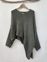 Load image in the gallery viewer,Camisola de malha oversise assimétrica YOLANDA
