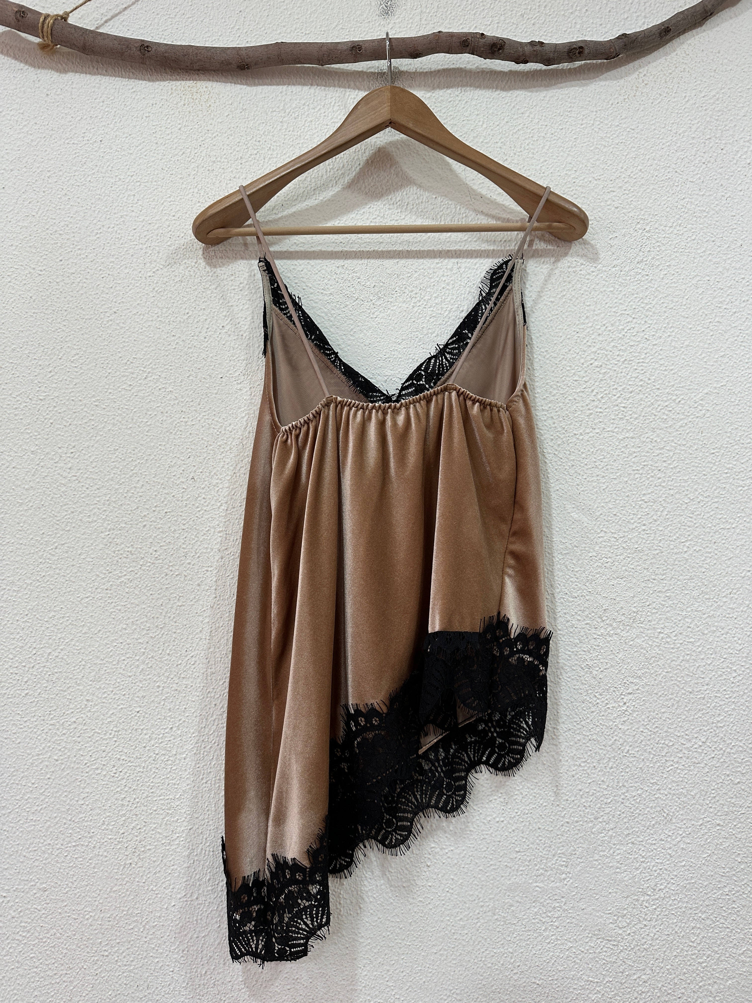 Top assimétrico de veludo c/ renda MARGOT