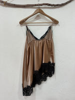 Load image in the gallery viewer,Top assimétrico de veludo c/ renda MARGOT
