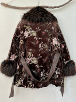 Load image in the gallery viewer,Casaco em veludo bordado c/pêlo PENÉLOPE
