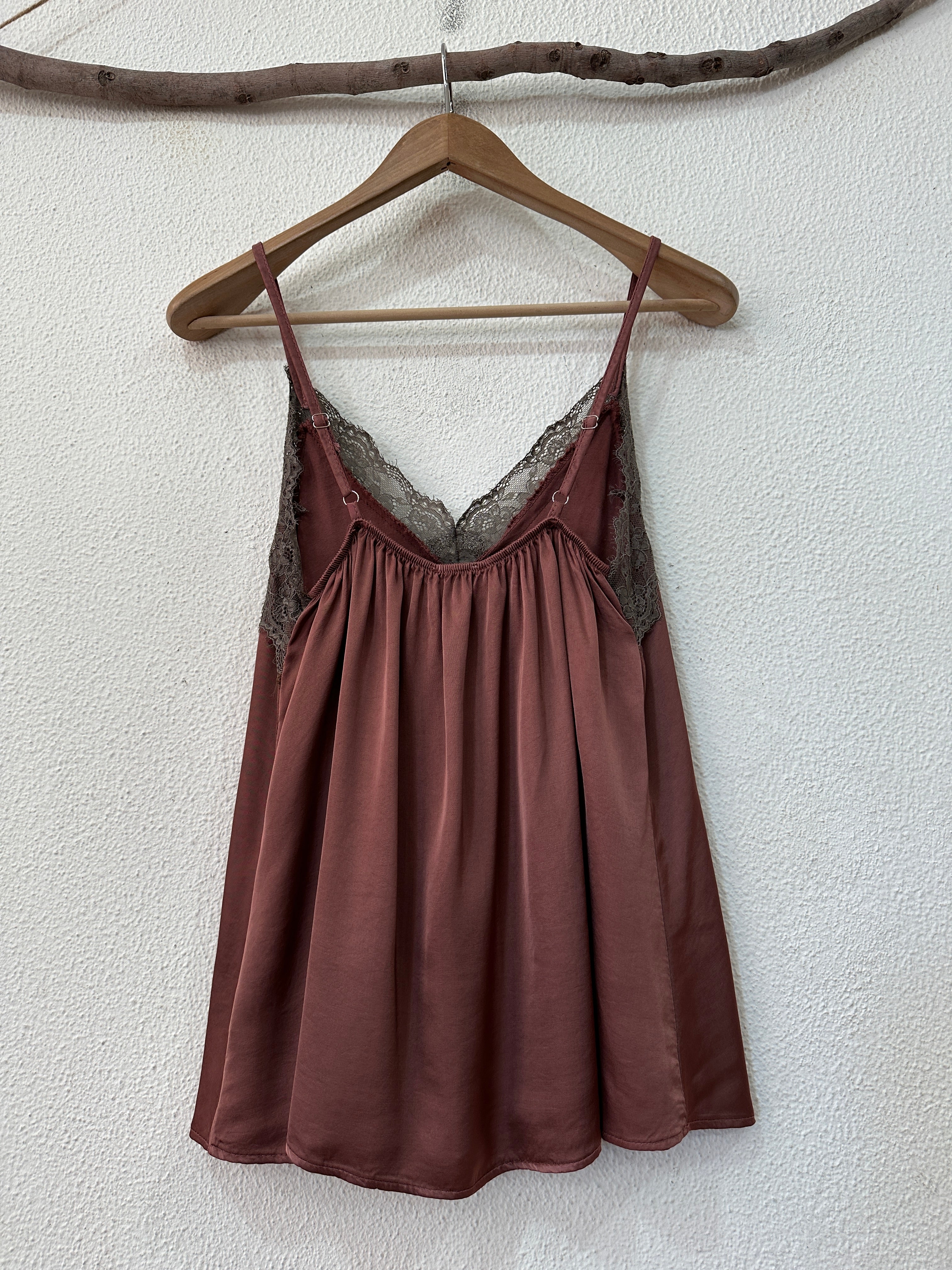 Top de cetim c/ renda SOPHISTICATED