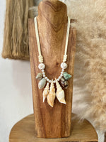 Carregar imagem no visualizador da galeria, Colar com búzios BAHIA
