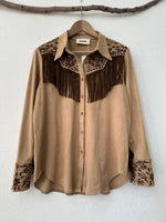Load image in the gallery viewer,Camisa em suede bordada c/franjas MALAWI
