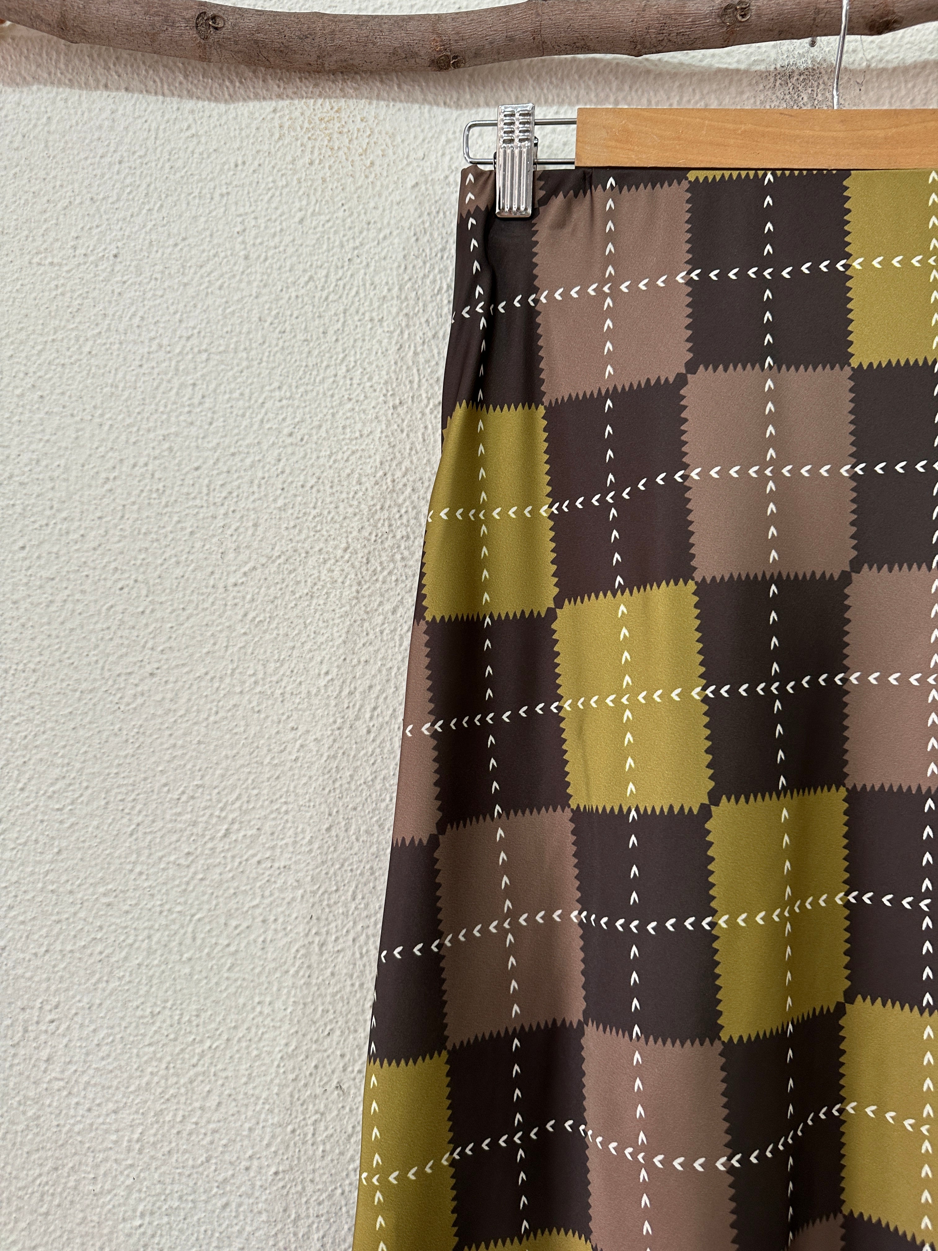 Saia assimétrica acetinada c/ renda LUCKY