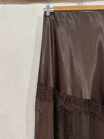 Carregar imagem no visualizador da galeria, Saia acetinada c/renda NICOLE
