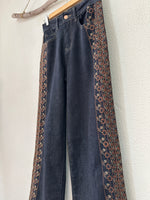 Load image in the gallery viewer,Calças denim wide leg c/ bordado ANGELA
