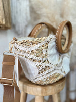 Carregar imagem no visualizador da galeria, Cesta em verga c/renda CAETANA
