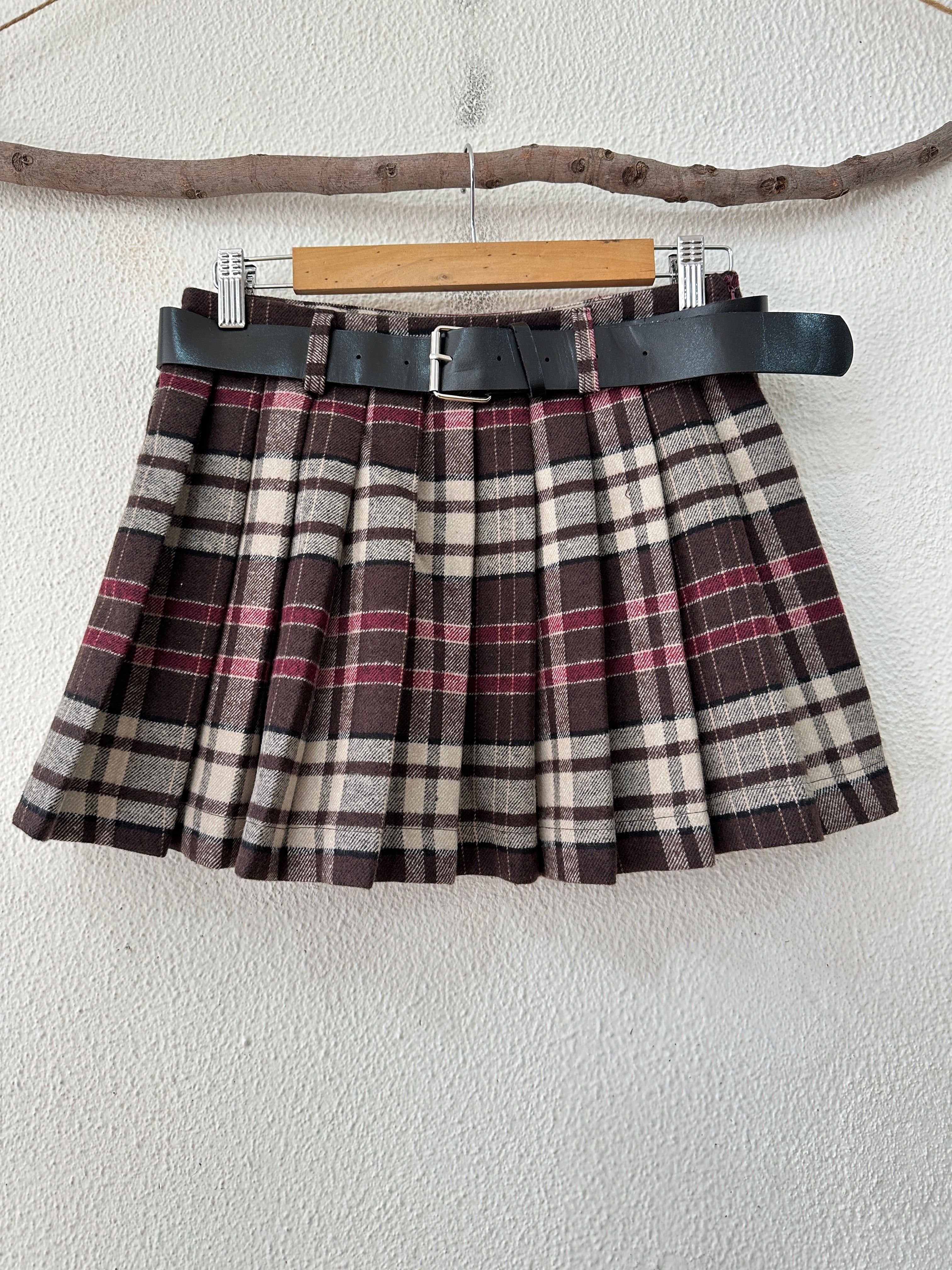 Saia de pregas em fazenda CAMBRIDGE