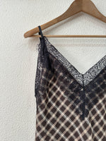 Carregar imagem no visualizador da galeria, Vestido assimétrico de flanela c/ renda YOHANNA
