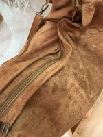 Carregar imagem no visualizador da galeria, Mala em camurça sintética c/tachas BOULEVARD
