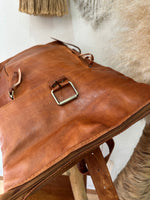 Carregar imagem no visualizador da galeria, Mochila em pele FRIOLA

