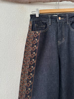 Load image in the gallery viewer,Calças denim wide leg c/ bordado ANGELA
