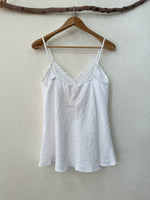 Carregar imagem no visualizador da galeria, Top em linho c/renda e corte em viés RIVIERA
