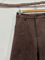 Carregar imagem no visualizador da galeria, Bermudas efeito camurça BUNCHEN
