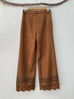 Load image in the gallery viewer,Calças efeito suede c/ recortes MARGOT
