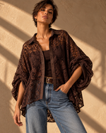 Carregar imagem no visualizador da galeria, Camisa oversize em renda aveludada ASPEN
