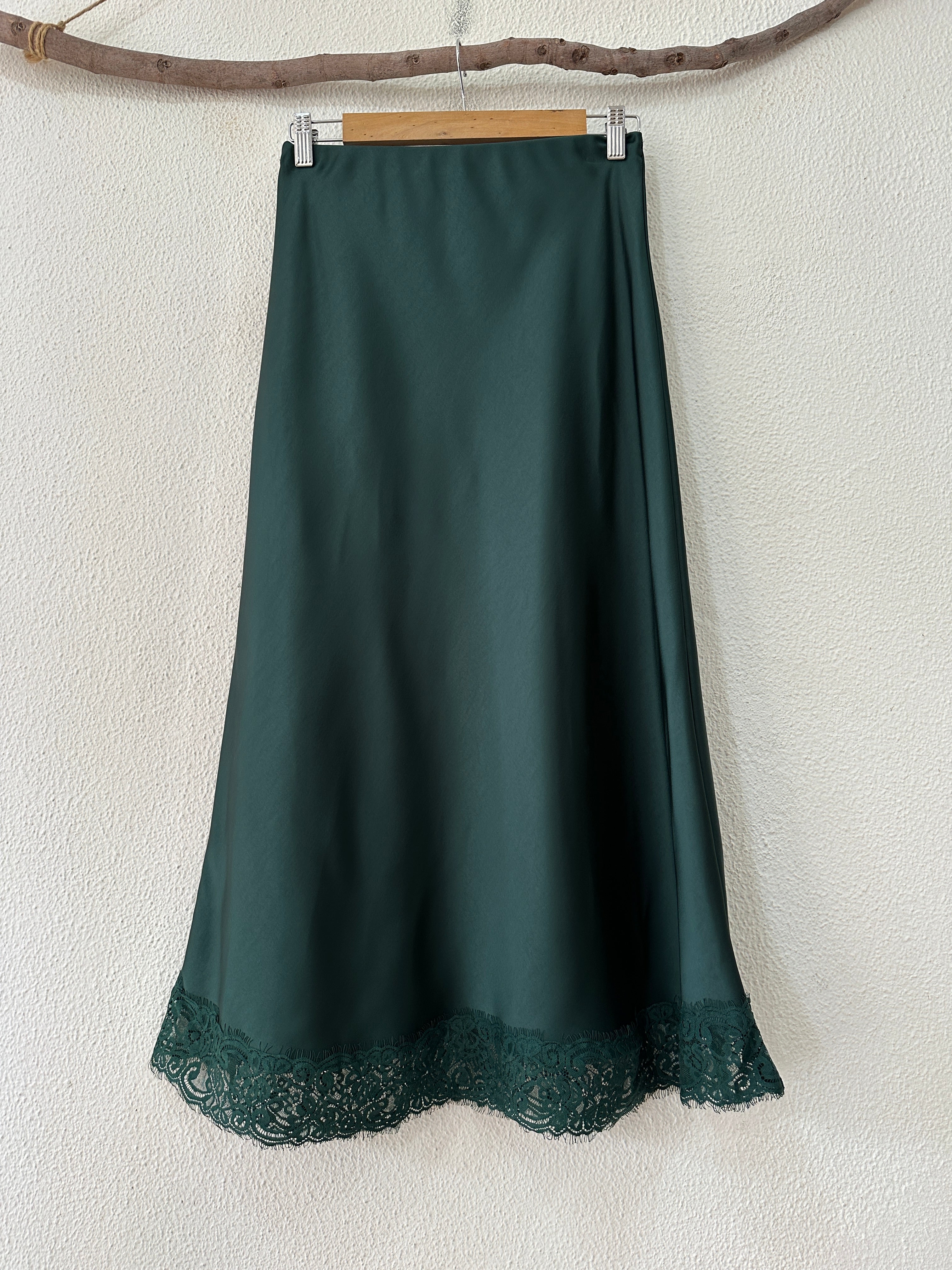 Saia acetinada c/ renda e corte em viés EMMA