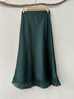 Load image in the gallery viewer,Saia acetinada c/ renda e corte em viés EMMA
