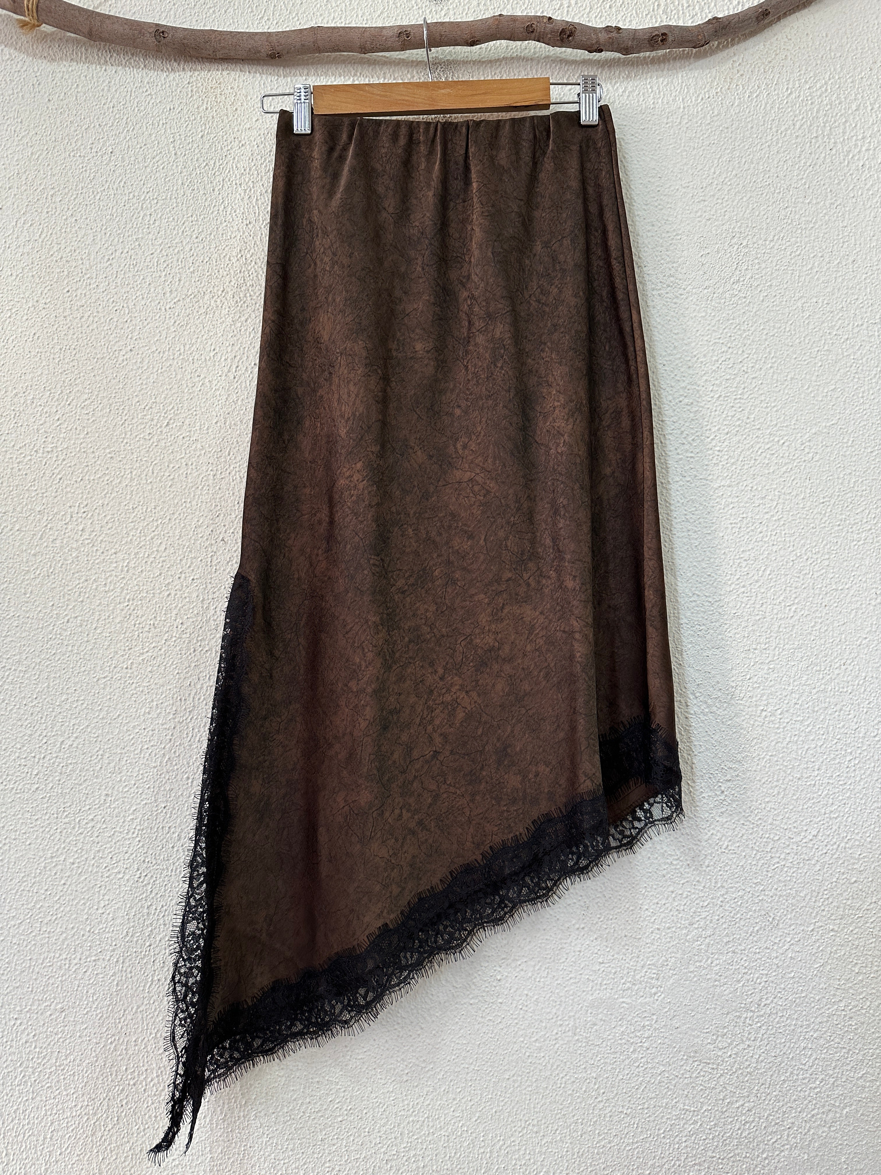 Saia acetinada assimétrica c/ renda MAGE