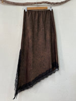 Load image in the gallery viewer,Saia acetinada assimétrica c/ renda MAGE
