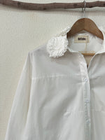 Load image in the gallery viewer,Camisa de popelina c/aplicações LOUISE
